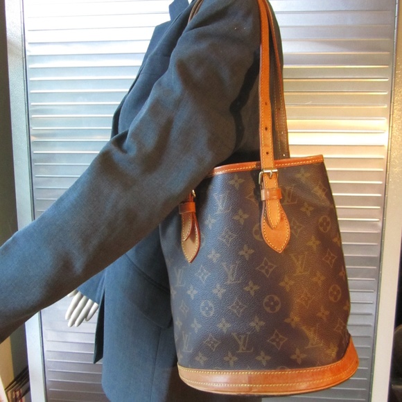 Louis Vuitton Handbags - Auth. Louis Vuitton PM Bucket Bag Monogram